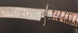  Couteau " Bowie " de Nicolas Mestrallet - Atelier du couteau Vaunaveys - Lame en acier damas forgé et molaire de mammouth