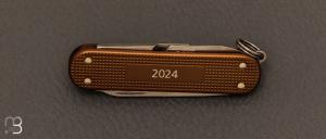  Couteau suisse Victorinox " Classic Alox Édition Limitée 2024 - Terra Brown " 0.6221.L24