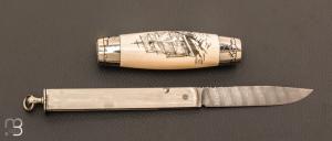 Couteau  "  tonneau " scrimshaw damas de Jean-Michel Remaud