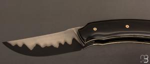    Couteau "1310 Sakura" liner lock de SMZ Flammes de forge - Corne de buffle et lame sandinox