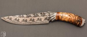    Couteau droit " Achille " par Nicolas Mestrallet - Atelier du couteau de Vaunaveys - Lame forge acier damas figuratif et mammouth
