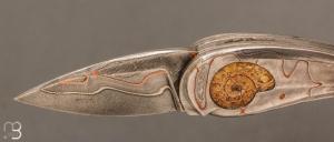Couteau " Ammonite " par Alain & Joris Chomilier - Fossile d'Ammonite et Damas Carbone Cuivre