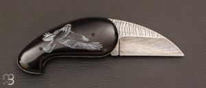 Couteau "  Scène de Faucon  " lock-back par Eric Depeyre - Damas et corne de buffle
