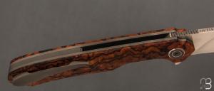   Couteau " UKKO " front flipper par Bouvier Knives - Bertrand Maxime - Bois de fer et lame en RWL34