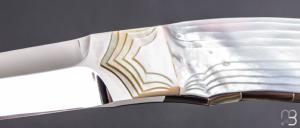    Couteau droit " Airstep " custom en nacre par Koji Hara