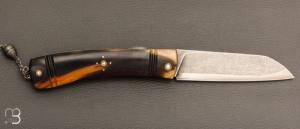   Couteau " custom " pompe avant par Thomas LECAS - Corne de mouflon et lame damas
