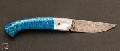 Couteau de poche 1515 Corail bleu Nacre blanche et lame damas par Manu Laplace