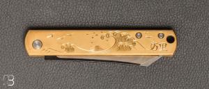    Couteau Böker Plus Zenshin 42 Laiton gravé par Mali Irie motif "Vague et Fujiyama"