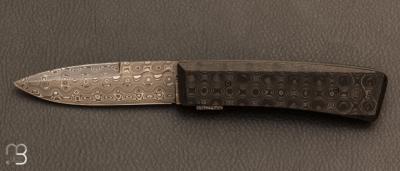 Couteau fermant à pompe inversée damas et fibre de carbone par Eric Depeyre