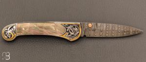 Couteau   «   Lock-Back Damascus » custom de Warren Osborne - Black Lip Pearl et gravure de Tim George