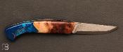 Couteau "1515" de poche par Manu Laplace - Loupe de Marronnier résine nid d'abeille - Damas VG10 Suminagashi