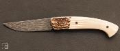 Couteau 1515 de poche Bois de cerf - Os de buffle et lame avec gravure à l'eau forte par Manu Laplace