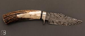 Couteau "  droit  " custom cerf sambar et lame damas plume par Milan Mozolic