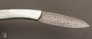  Couteau  "  le Névé " par Tim Bernard - Nacre blanche et lame damas plume