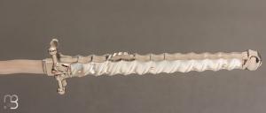     Dague de vertu à pompe avant par Bastien Toubhans - Atelier Beau Merle - Nacre blanche et RWL34