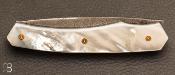 Couteau " 1820 Berthier Front-flipper " par Tim Bernard - Nacre blanche et lame damas mosaïque