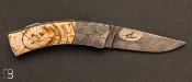 Couteau de poche à cran d'arrêt à pompe ivoire de mammouth debout et damas par A & J Chomilier