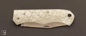    Couteau  "  PIB Puzzle" de Benjamin MIttay avec gravure de Serge Raoux - G10 Blanc