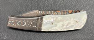    Couteau " Pièce unique " par Alain & Joris Chomilier - Damas Baker Forge et Nacre blanche