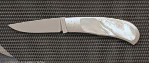 Couteau pliant  cran d'arret  pompe en nacre par Richard Hodgson