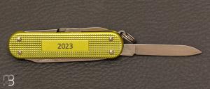 Couteau suisse Victorinox " Classic Alox Édition Limitée 2023 - Jaune électrique " 0.6221.L23