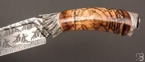    Couteau droit " Achille " par Nicolas Mestrallet - Atelier du couteau de Vaunaveys - Lame forgée acier damas figuratif et mammouth