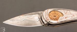 Couteau " Ammonite " par Alain & Joris Chomilier - Fossile d'Ammonite et Damas Carbone Cuivre