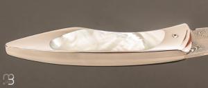 Couteau  "  Chrysalide Prototype " cran carré par Charles Bennica - Nacre blanche et lame en damas inoxydable de Friedrich Schneider