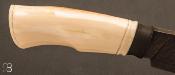 Couteau "droit" en ivoire de morse et damas multi-barreaux par Mickaël Moing