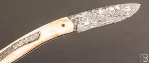 Couteau "  Gyr  " front flipper custom - Ivoire de Phacochère et damas par Tim Bernard